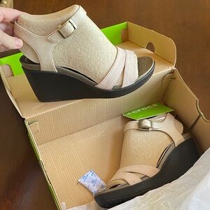 CROCS Women's Cream and Black Wedge Sandals Leigh II